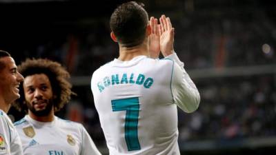 GRAF1015. MADRID (ESPAÑA), 25/11/2017.- El delantero portugués del Real Madrid Cristiano Ronaldo celebra su gol marcado ante el Málaga, el tercero del conjunto blanco, durante el partido correspondiente a la decimotercera jornada de LaLiga Santander disputado hoy en el estadio Santiago Bernabéu. EFE/ZIPI