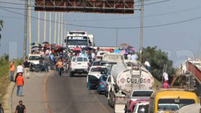 Momentos en el que el puente La Democracia fue tomado en El Progreso, Yoro, zona norte de Honduras.