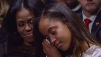 Malia Obama lloró al escuchar el discurso de despedida de su padre en Chicago. AFP.