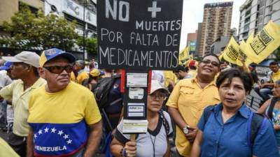 Los venezolanos han denunciado en las calles la falta de medicamentos en el sistema de salud del país. Foto: AFP/Juan Barreto