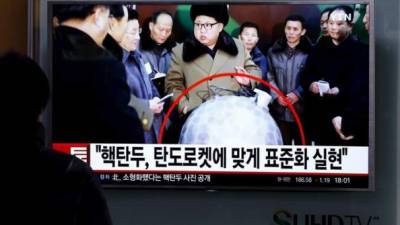 Un surcoreano observa la televisión donde se ve al líder de Corea del Norte, Kim Jong-un, en Seúl (Corea del Sur). EFE/Archivo