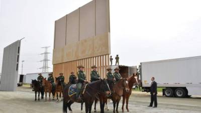 El magnate se inclinó por dos prototipos que permiten ver del otro lado de la frontera. //AFP.