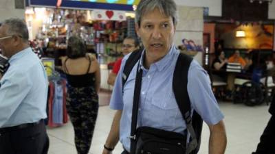 Carlos Restrepo se marchó con destino a su país Colombia. Foto Juan Salgado
