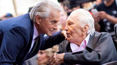 Fotografía del 6 de noviembre de 2018. Kirk Douglas asistió a la ceremonia en honor a su hijo Michael Douglas cuando le dieron un estrella en el Paseo de la Fama de Hollywood. Foto: AFP