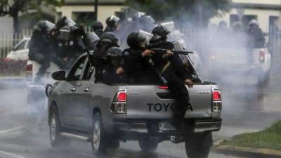 Riot police clash with protesting engineering students in Managua on May 28, 2018. / AFP PHOTO / INTI OCON