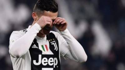 La Juventus goleó 3-0 al Chievo Verona por la jornada 20 de Italia, pero Cristiano Ronaldo no la pasó nada bien ya que se fue en blanco e inclusive falló su primer penal en Italia. La amargura de CR7 fue evidente. FOTOS AFP.