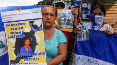 Familiares y opositores se plantaron frente a la cárcel de La Modelo para exigir la liberación de los “presos políticos”. AFP