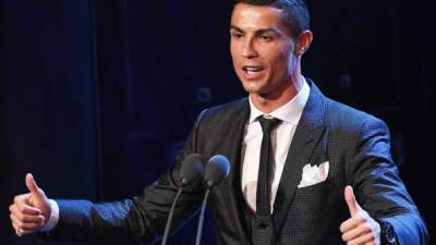 LON001. LONDRES (REINO UNIDO), 23/10/2017.- El delantero del Real Madrid Cristiano Ronaldo habla luego de recibir hoy, lunes 23 de octubre de 2017, por segundo año consecutivo, el premio 'The Best' de la FIFA que designa al mejor jugador del mundo durante la última temporada, en Londres (Reino Unido). El astro portugués se volvió a coronar rey del fútbol mundial después de un curso para enmarcar, en el que ganó la Liga de Campeones, la Liga española, la Supercopa de Europa y la Supercopa de España. EFE/ANDY RAIN