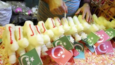 Un empleado de una fábrica de dulces elabora figuras de azúcar como parte de los preparativos para las celebraciones por el aniversario del nacimiento del profeta Mahoma, en El Cairo. EFE