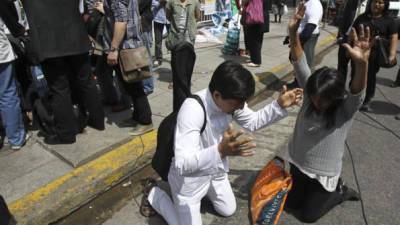 Seguidores de la presidenta argentina, Cristina Fernández, rezan hoy, miércoles 09 de octubre de 2013, frente a la clínica universitaria de la Fundación Favaloro en Buenos Aires (Argentina).