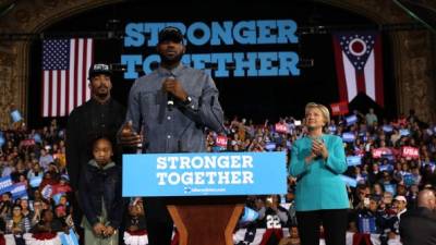 Clinton se presentó en Cleveland, Ohio, para hacer campaña de la mano del astro del baloncesto LeBron Jame. Fotos: AFP