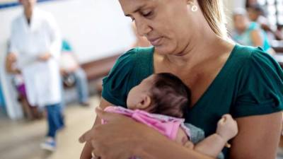Un recién nacido con microcefalia y su madre en Brasil. Foto: AFP/Christophe Simon