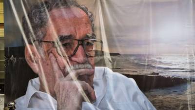 Vista de una valla con la fotografía del escritor colombiano Gabriel García Márquez, que fue puesta hoy, martes 22 de abril de 2014, en la Alcaldía de Bogotá (Colombia), frente a la Catedral Primada, donde se le rindió un homenaje al Nobel colombiano. EF