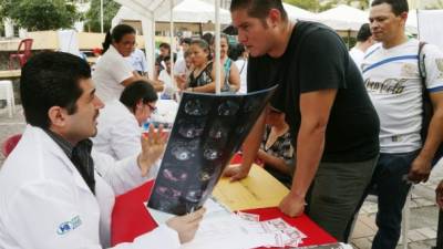 Los médicos leyeron los exámenes de los pacientes y despejaron dudas.