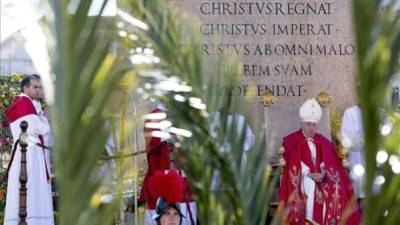 El papa Francisco dijo hoy que 'el estilo' de los cristianos debe ser la humildad y que 'el camino de Cristo' no es el de 'la vanidad, el orgullo y el éxito', durante la celebración del Domingo de Ramos, que conmemora la entrada de Jesús en Jerusalén. EFE