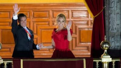 El presidente mexicano, Enrique Peña Nieto, lanzó anoche el 'grito' para conmemorar los 208 años del inicio de la gesta independentista, en su última participación, junto a su esposa, la primera dama Angélica Rivera, en este tradicional acto.