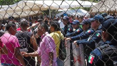 Los migrantes lanzaron piedras y botellas a los policías mexicanos en un albergue de Chiapas./AFP.