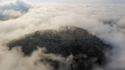 Esta es la colina donde está ubicada la ciudad perdida recién descubierta en Grecia. Foto El País.