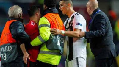 Cristiano Ronaldo regresó a Old Trafford este martes y dejó imágenes curiosas por la manera en que lo recibieron los aficionados ingleses. La Juventus venció 0-1 al Manchester United y el portugués tuvo su recibimiento. FOTOS AFP Y EFE.