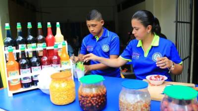 Christian y Scarleth Martínez preparan una deliciosa nieve de fresa. El menú de Monster Ice incluye nieves de piña, fresa, manzana, banano y coco. Fotos: Jordan Perdomo.