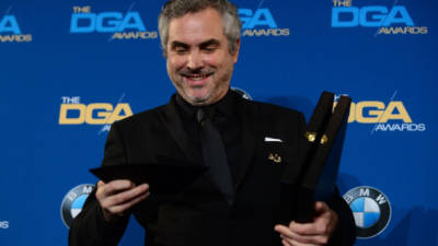 El mexicano Alfonso Cuarón tomó el sábado una ventaja decisiva en su carrera por el Oscar al ser galardonado con el premio al mejor director que entrega anualmente el Sindicato de Directores (DGA) por su película 'Gravedad'.