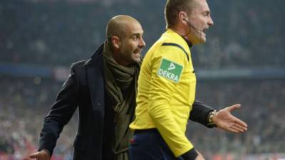 Pep Guardiola reclamando a un línea durante el partido contra el Schalke.