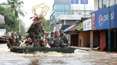 Miles de personas se encuentran aisladas por las inundaciones en el turístico estado de Kerala, India, donde las peores riadas del siglo ya dejaron más de 370 muertos a causa de las lluvias torrenciales que no dan tregua.