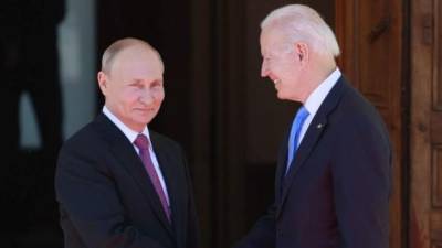 Fotografía muestra al presidente de Rusia, Vladímir Putin, y al mandatario de Estados Unidos, Joe Biden, durante un encuentro diplomático.