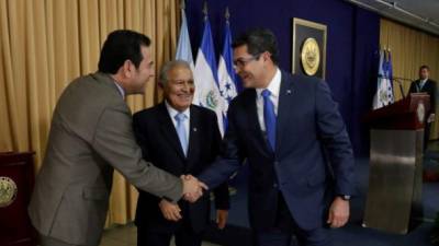 Los presidentes Jimmy Morales, de Guatemala; Juan Orlando Hernández de Honduras y Salvador Sánchez Cerén de El Salvador.