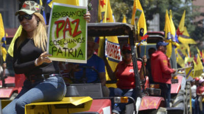 Una marcha de mujeres salió a las calles ayer a pedir por la paz en Venezuela.