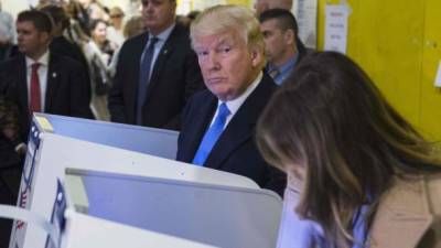 El presidente Donald Trump emitió su voto en una escuela de Manhattan. AFP/Archivo