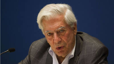 El escritor peruano y Premio Nobel de Literatura, Mario Vargas Llosa, responde preguntas durante una conferencia de prensa en el marco de la Feria Internacional del Libro de Guadalajara, México. AFP