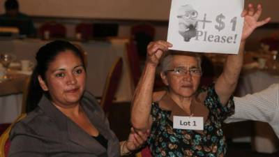 Lucinda Vásquez y su hija, ganadoras de la Taza de Excelencia 2014, en la subasta electrónica. Foto: Amílcar Izagiurre