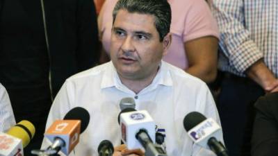 Nicaraguan Juan Sebastian Chamorro (R), member of the Civic Alliance, speaks during a press conference with members of different commerce chambers and parents of political prisioners in Managua, on May 22, 2019. - The Nicaraguan opposition called a 24 hour strike to demand the liberation of all prisoners arrested in protests against the government of Nicaraguan President Daniel Ortega after an opponent died in jail recently. (Photo by INTI OCON / AFP)