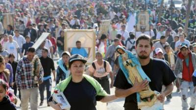 MEX24. CIUDAD DE MÉXICO (MÉXICO), 11/12/2017.- Miles de peregrinos llegan hoy, lunes 11 de diciembre de 2017, a la Basílica de Guadalupe para la conmemoración a la virgen morena, una celebración que se realiza el 12 de diciembre y en la que se espera la asistencia de ocho millones de personas en Ciudad de México (México). Los asistentes que provienen de diferentes estados y otros países latinoamericanos llenan las calles que conducen al templo en honor a la Guadalupana, para conmemorar sus apariciones al indígena Juan Diego en 1531, la última el 12 de diciembre de aquel año. EFE/Mario Guzmán