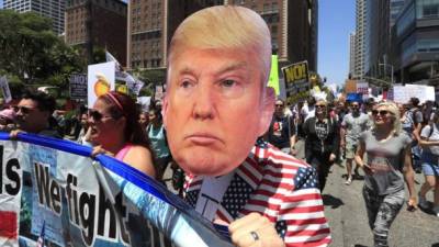 Miles de personas participaron en decenas de marchas en EUA para pedir la destitución del presidente de EUA, Donald Trump. EFE