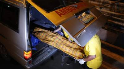 Trabajadores de una funeraria transportan el cuerpo de un hombre que fue asesinado después de una operación policial contra la droga ilegal al norte de Manila (Filipinas). EFE/Archivo