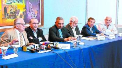 Díaz Arrivillaga (tercero de la derecha) espera que con la mediación las partes involucradas lleguen a un rápido acuerdo.