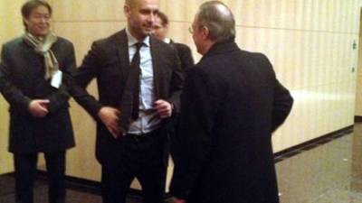 Pep Guardiola, charlando con Florentino Pérez en la Gala del Balón de Oro celebrada en enero de 2012.