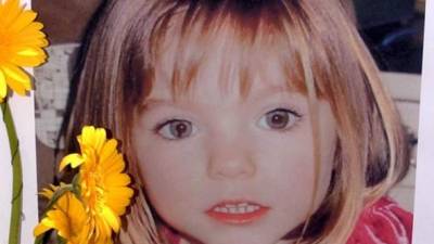 Madeleine McCann, de cuatro años en el momento de los hechos, desapareció de la habitación de hotel en la que dormía el 3 de mayo de 2007 en Praia da Luz, un pequeño balnearios donde su familia estaba de vacaciones, mientras su padres cenaban en un restaurante.