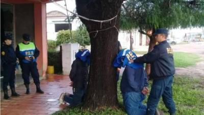 Fotografía cedida por el Ministerio de Seguridad de Argentina, muestra la detención el pasado viernes, de Juan Jesús Fernández (2d), uno de los presuntos tiradores contra el diputado Héctor Olivares y su acompañante, y del español Miguel Fernández Navarro (c), quien conducía el vehículo en el que las autoridades interceptaron al presunto tirador en la provincia de Entre Ríos, Argentina. EFE/ Ministerio de Seguridad