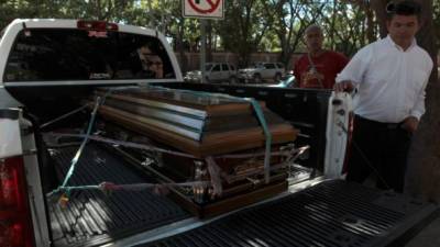 Familiares de Víctor Gonzales (25) al momento que reclamaban su cadáver.