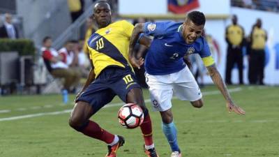 Dani Alves lucha por el balón con Walter Ayoví. Foto AFP