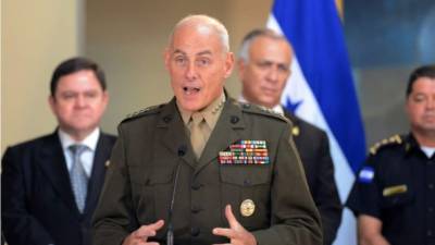 El jefe del Comando Sur de Estados Unidos, John Kelly, durante una conferencia de prensa en Casa Presidencial en Tegucigalpa, Honduras.