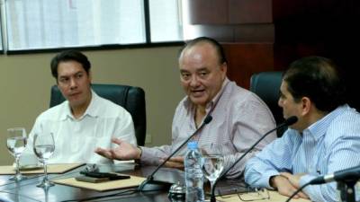 Jesús Mejía, gerente de la Enee; Roberto Ordóñez, titular de Insep, y Jorge Faraj, presidente de la CCIC. Foto: Amílcar Izaguirre