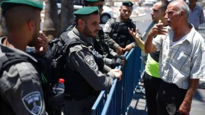 Barreras de seguridad impiden el paso hacia la Ciudad Vieja en Jerusalén, provocando el malestar de la comunidad musulmana, que ve restringido su acceso a la mezquita de Al-Aqsa