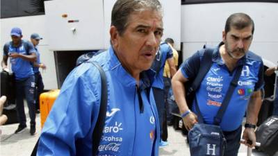 Jorge Luis Pinto a su llegada al aeropuerto de San Pedro Sula para viajar a Panamá. Foto Neptalí Romero