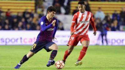 El talentoso mediocampista Aleñá del Barcelona es marcado por el hondureño Antony Lozano. Foto Barcelona.