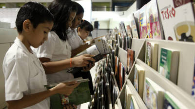 Niños de escuelas públicas que llegaron a la presencitación disfrutaron de un tiempo de lectura recreativa.
