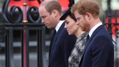 El príncipe William, su esposa Kate y el príncipe Harry durante el homenaje en Londres. AFP.